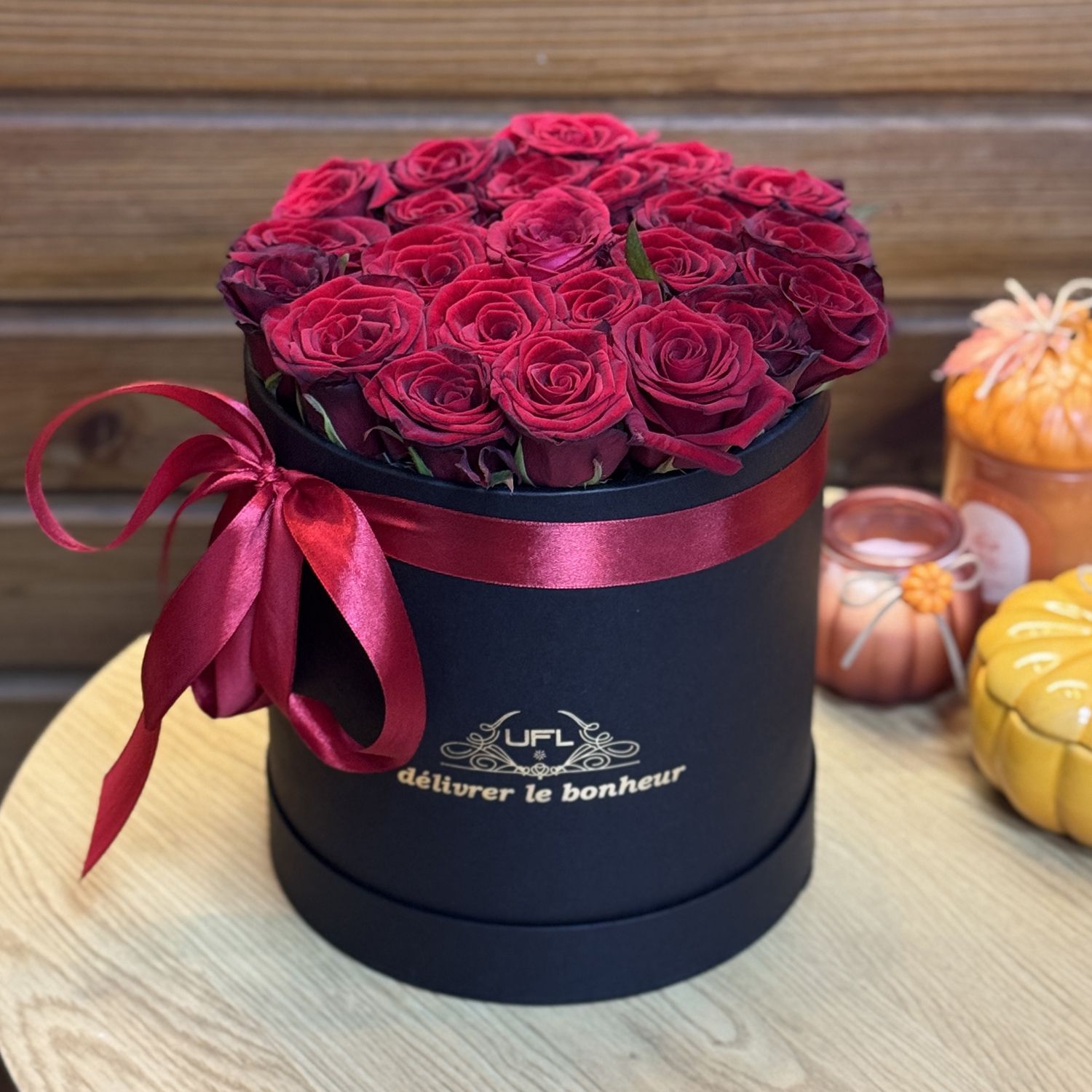 oasis, embossed box, rose (23 pcs.), packaging, ribbon