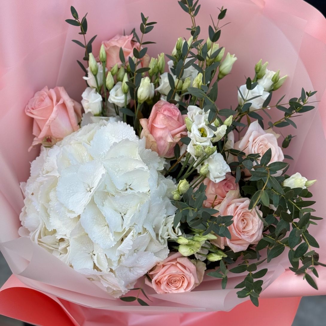 white hydrangea, cream kimberly rose (7 pcs.), white eustoma, eucalyptus, topper, packaging, ribbon