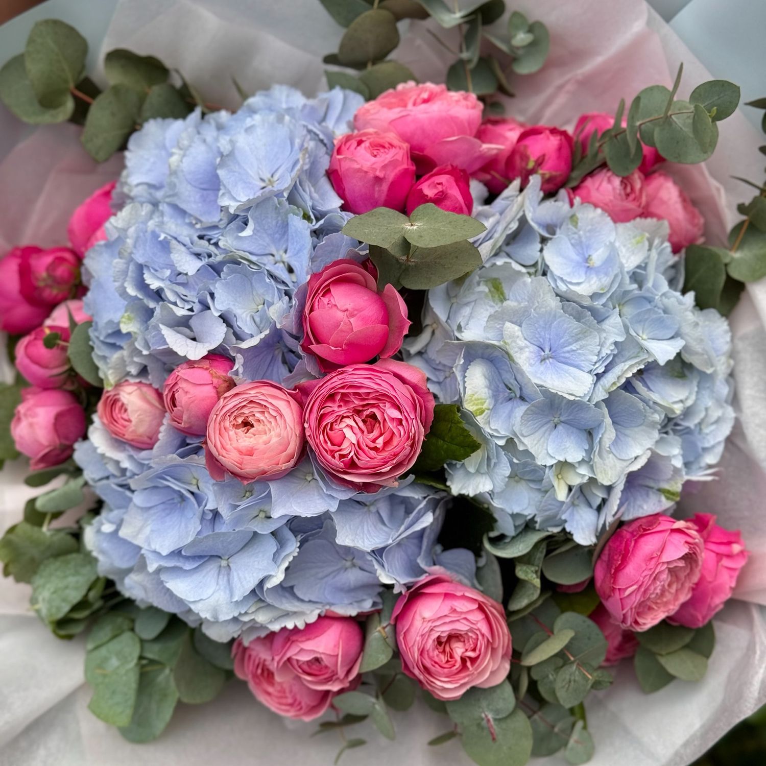 hydrangea, rose (9 pcs.), eucalyptus, packaging, ribbon