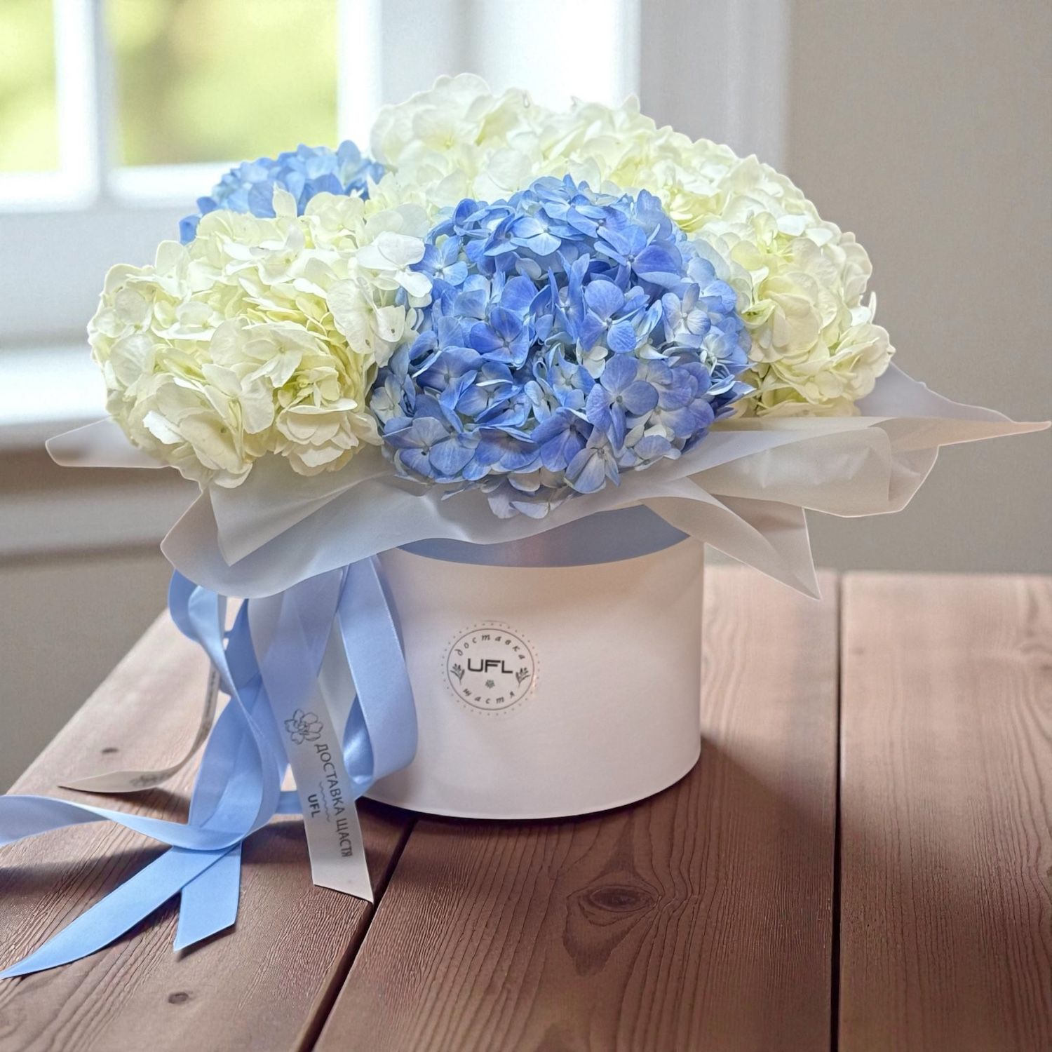 Bouquet Tender hydrangeas in a box