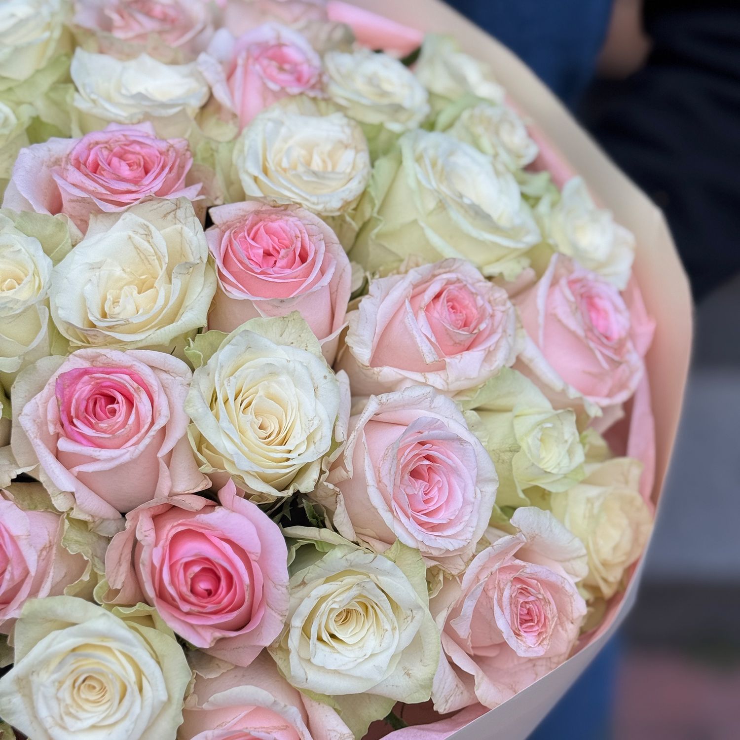 Bouquet 51 pink and white roses Kenia