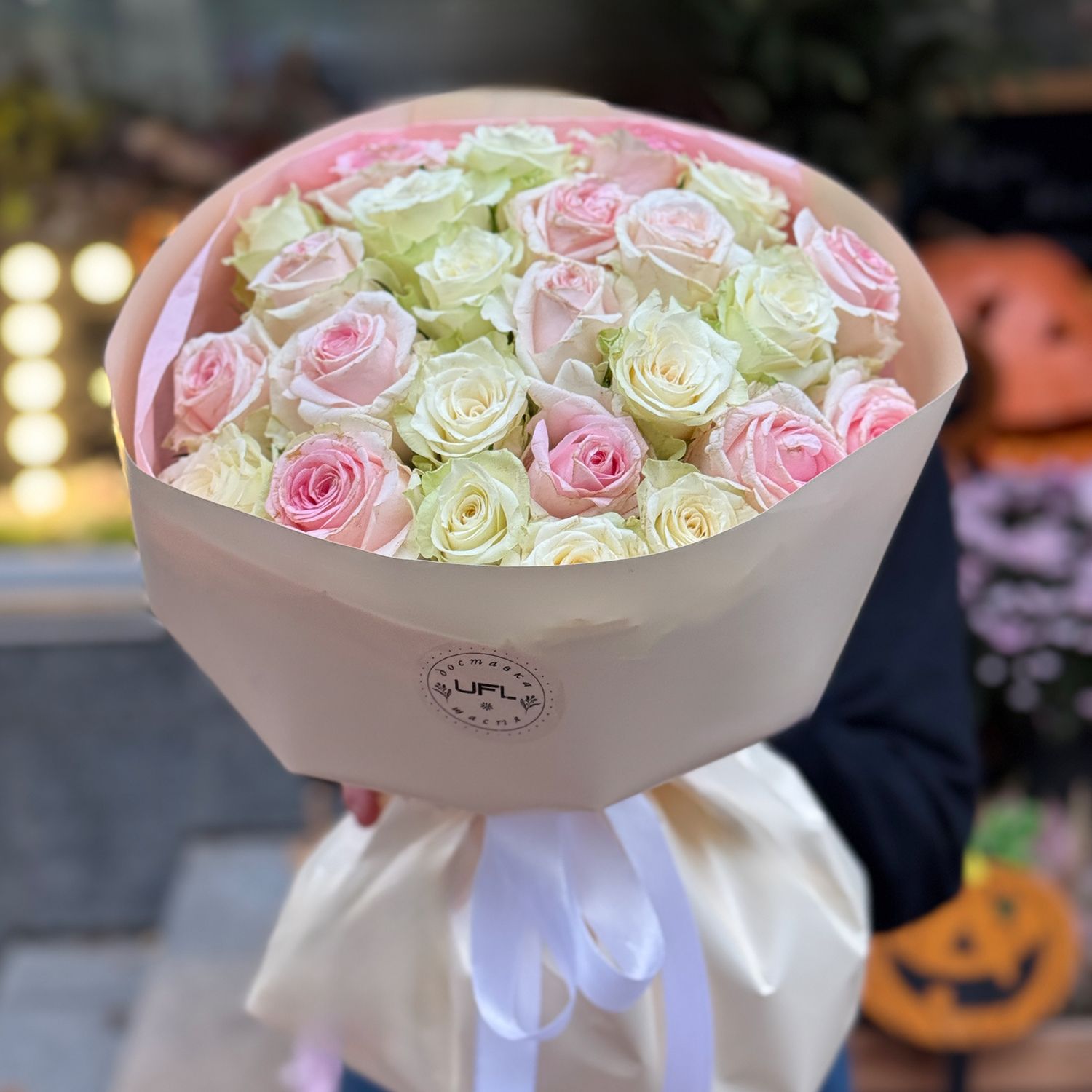 Bouquet 25 pink and white roses Kenia