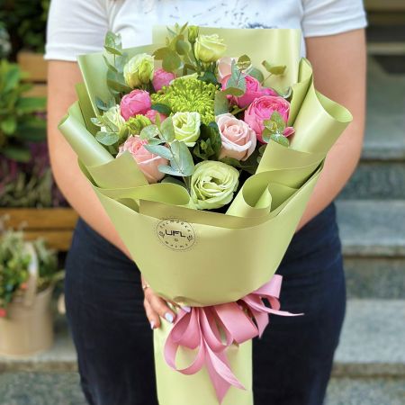 green single-headed chrysanthemum, cream rose (3 pcs.), rose Silva pink bubbles (2 pcs.), light green eustoma, eucalyptus, packaging, ribbon